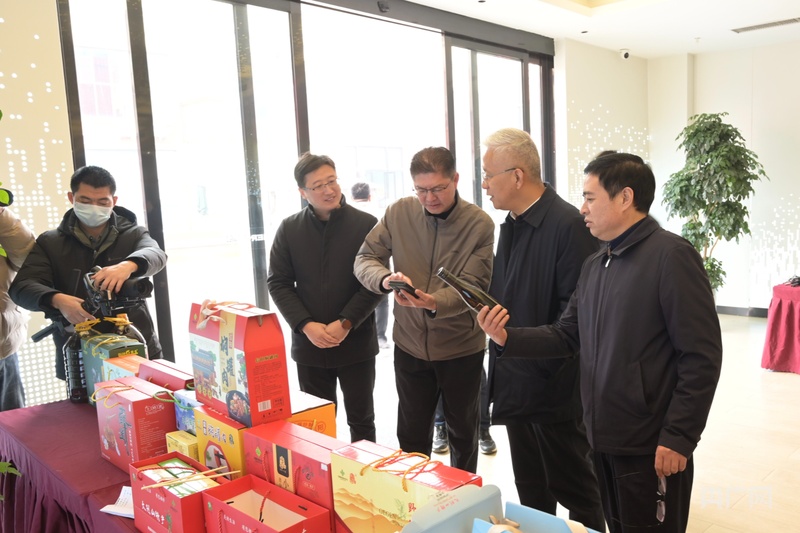 信阳举办首届劳模工匠直播技能竞赛活动(图2)