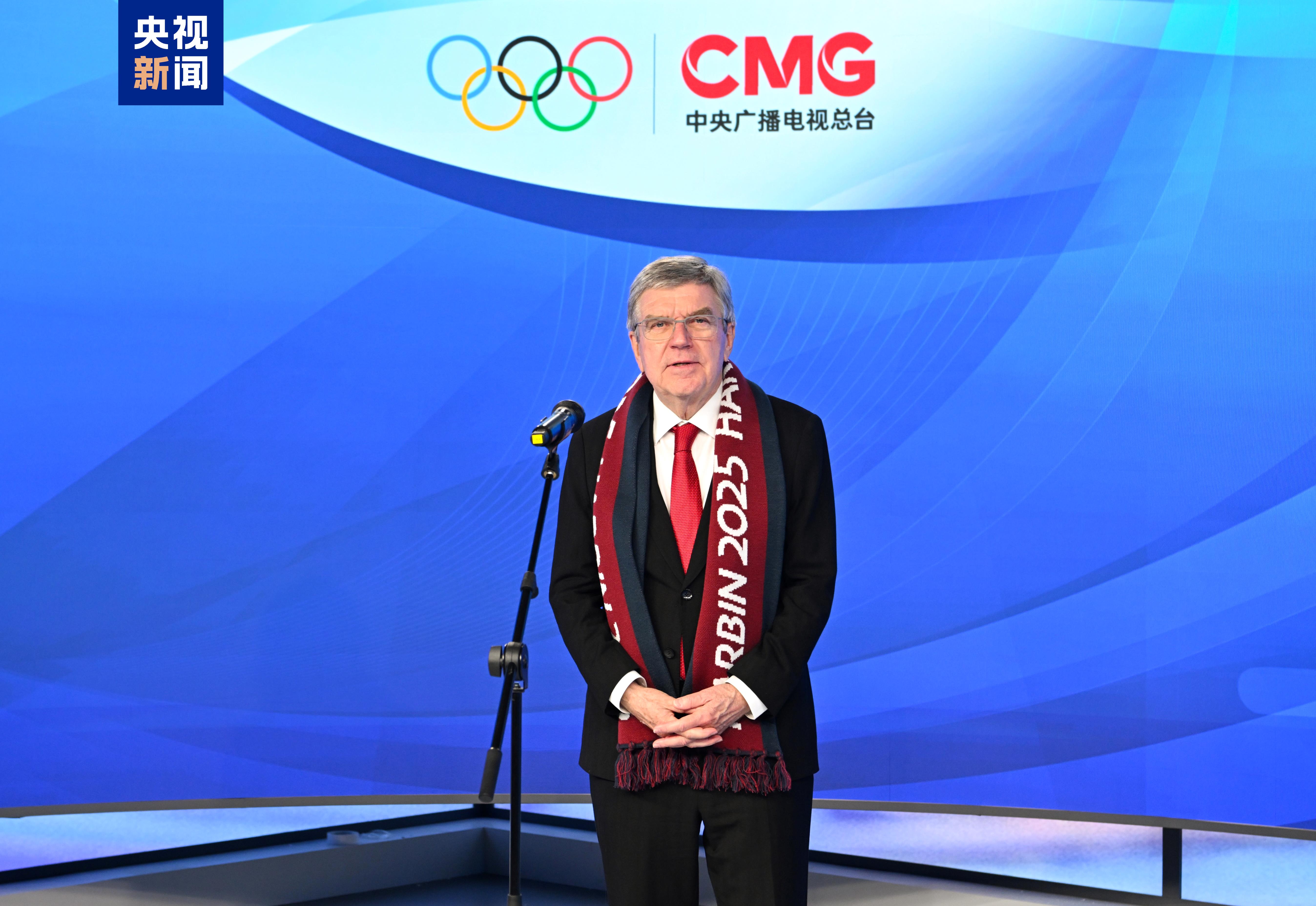 授牌！国际奥委会主席巴赫为总台2026年