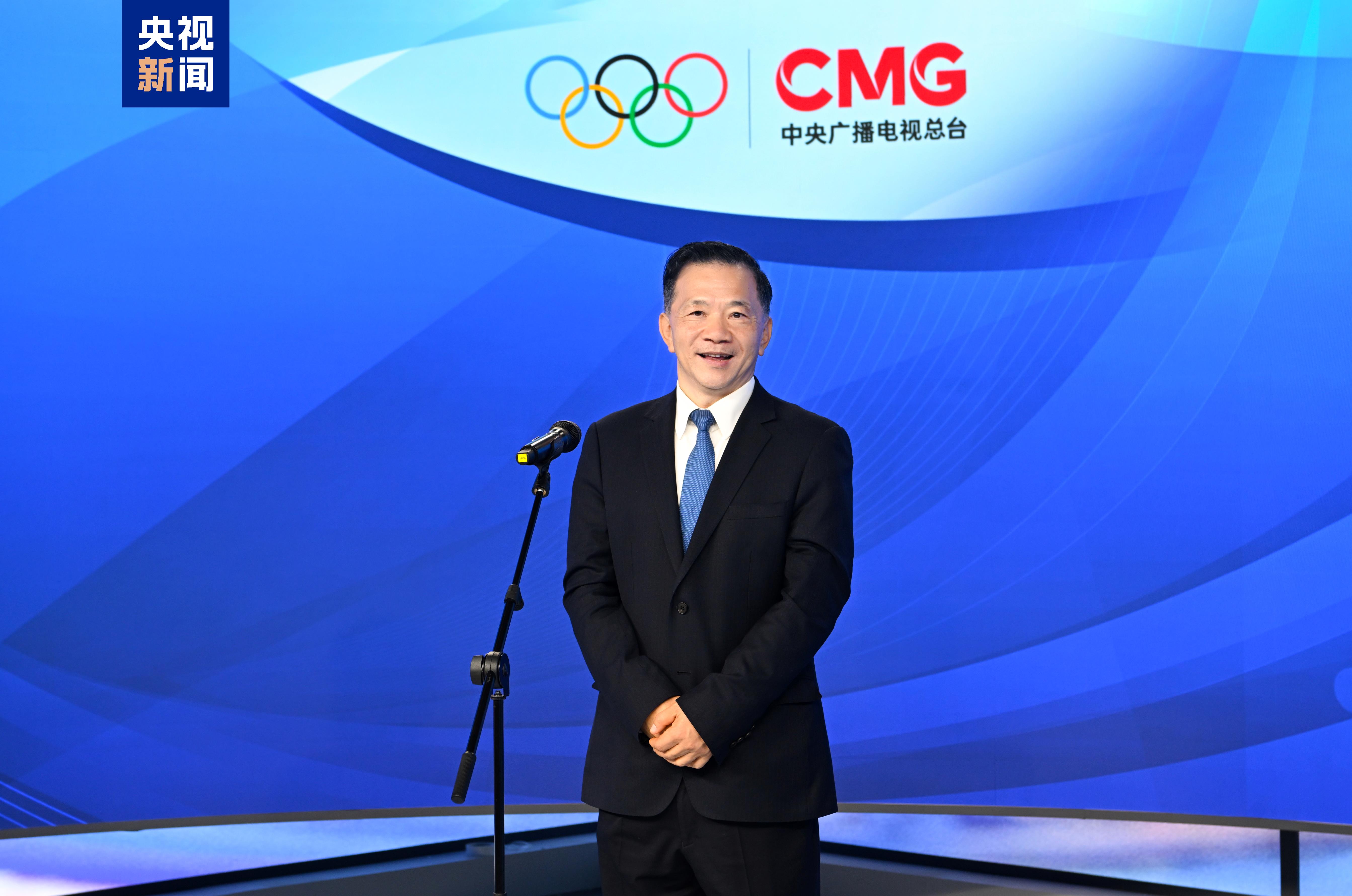 授牌！国际奥委会主席巴赫为总台2026年米兰冬奥会国际公用信号制作团队颁发制播牌证(图2)