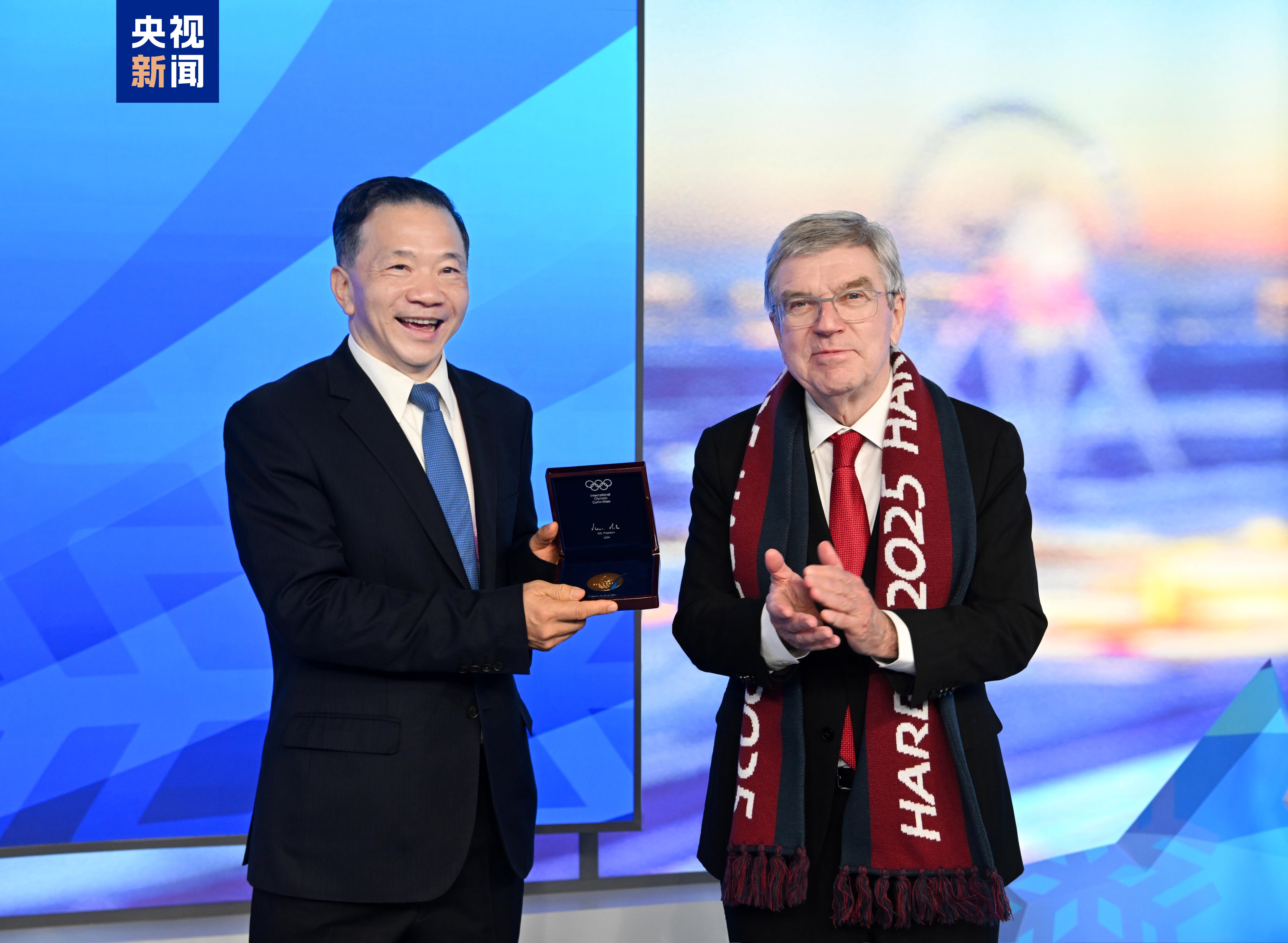 授牌！国际奥委会主席巴赫为总台2026年米兰冬奥会国际公用信号制作团队颁发制播牌证(图4)