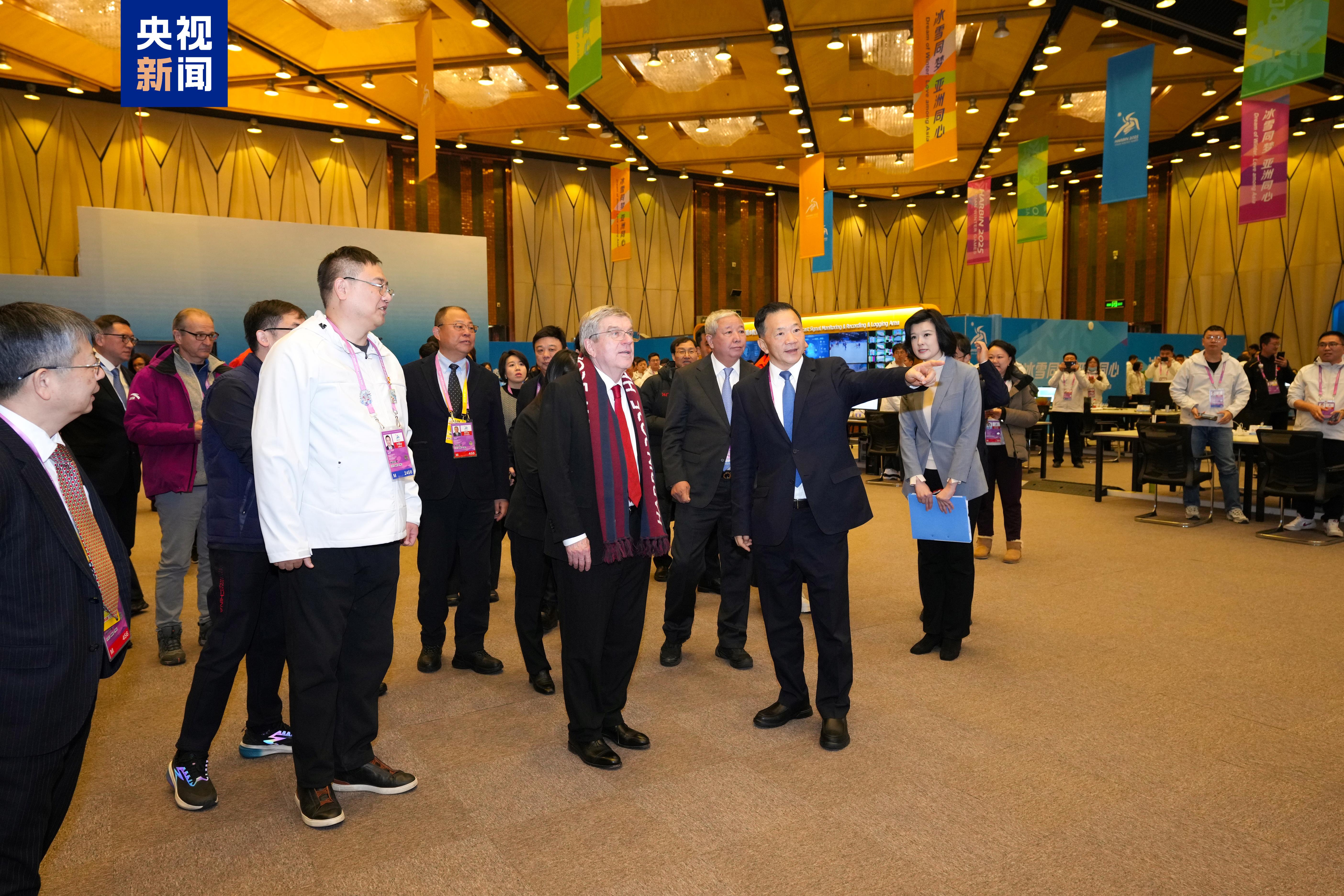 授牌！国际奥委会主席巴赫为总台2026年米兰冬奥会国际公用信号制作团队颁发制播牌证(图5)
