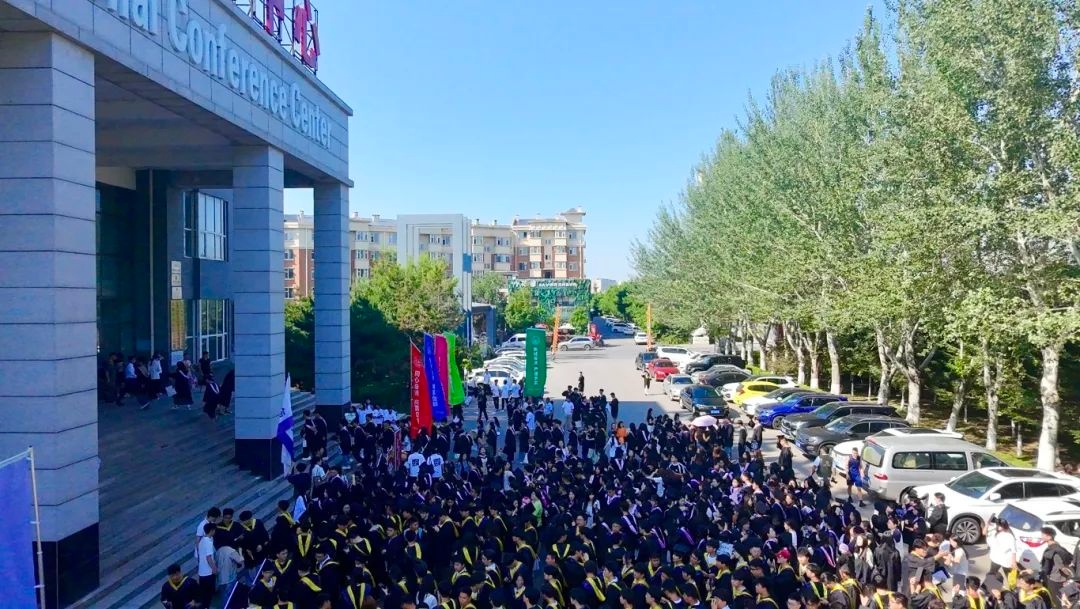 长春科技学院毕业典礼上送出五千份饺子告别毕业生
