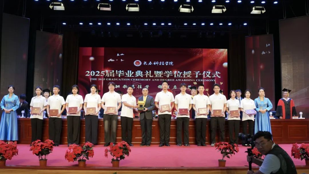 长春科技学院毕业典礼上送出五千份饺子告别毕业生(图4)